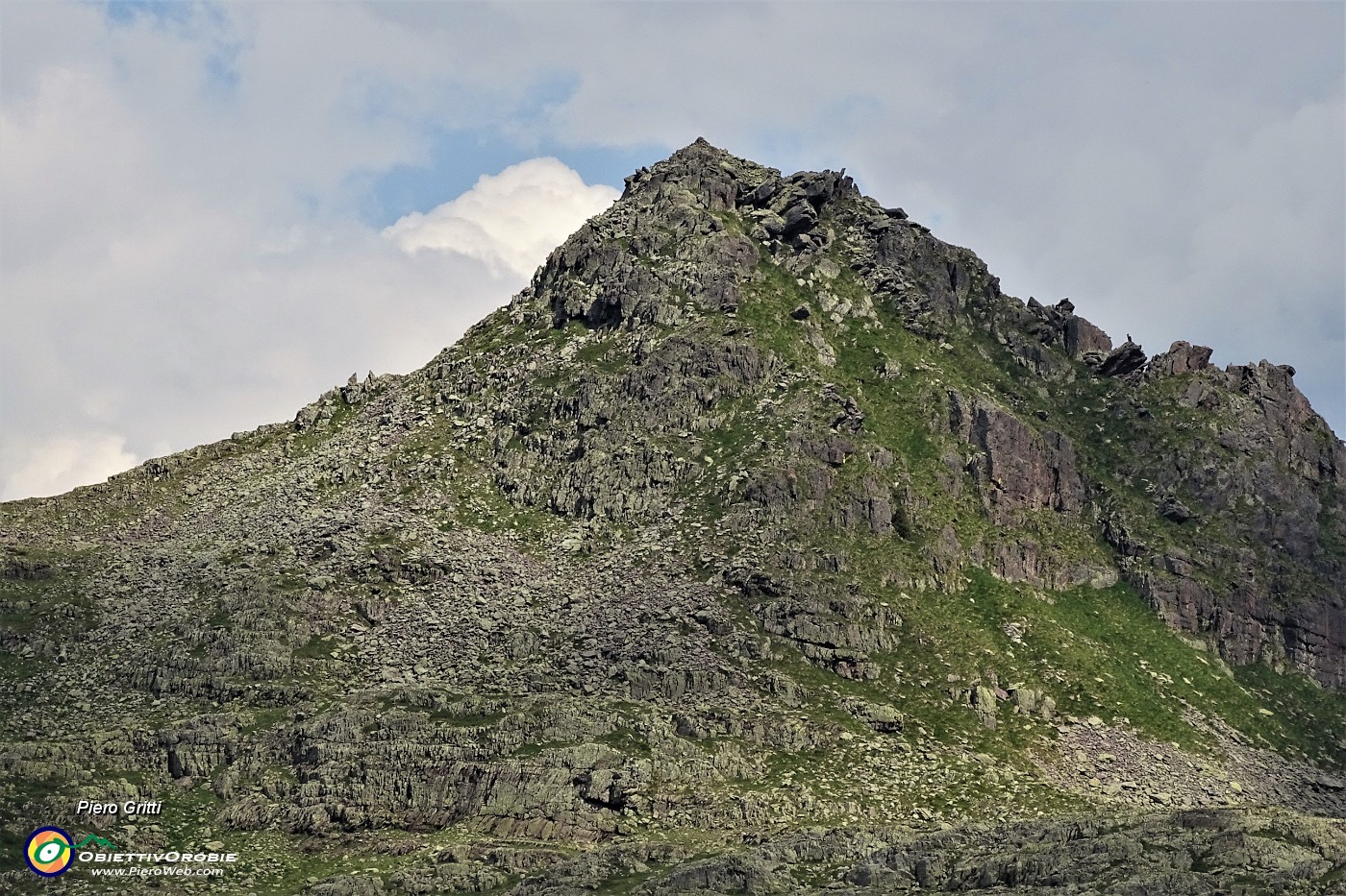 83 Zoom sul Pizzo Camilla (2230 m) salito in mattinata.JPG